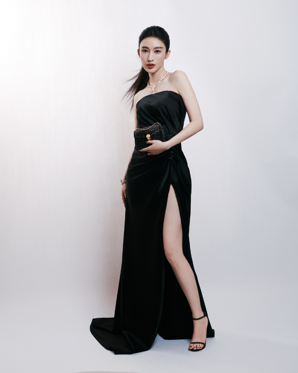 张俪抹胸高开叉长裙造型,高马尾加黑色抹胸高开叉的造型也太飒了吧