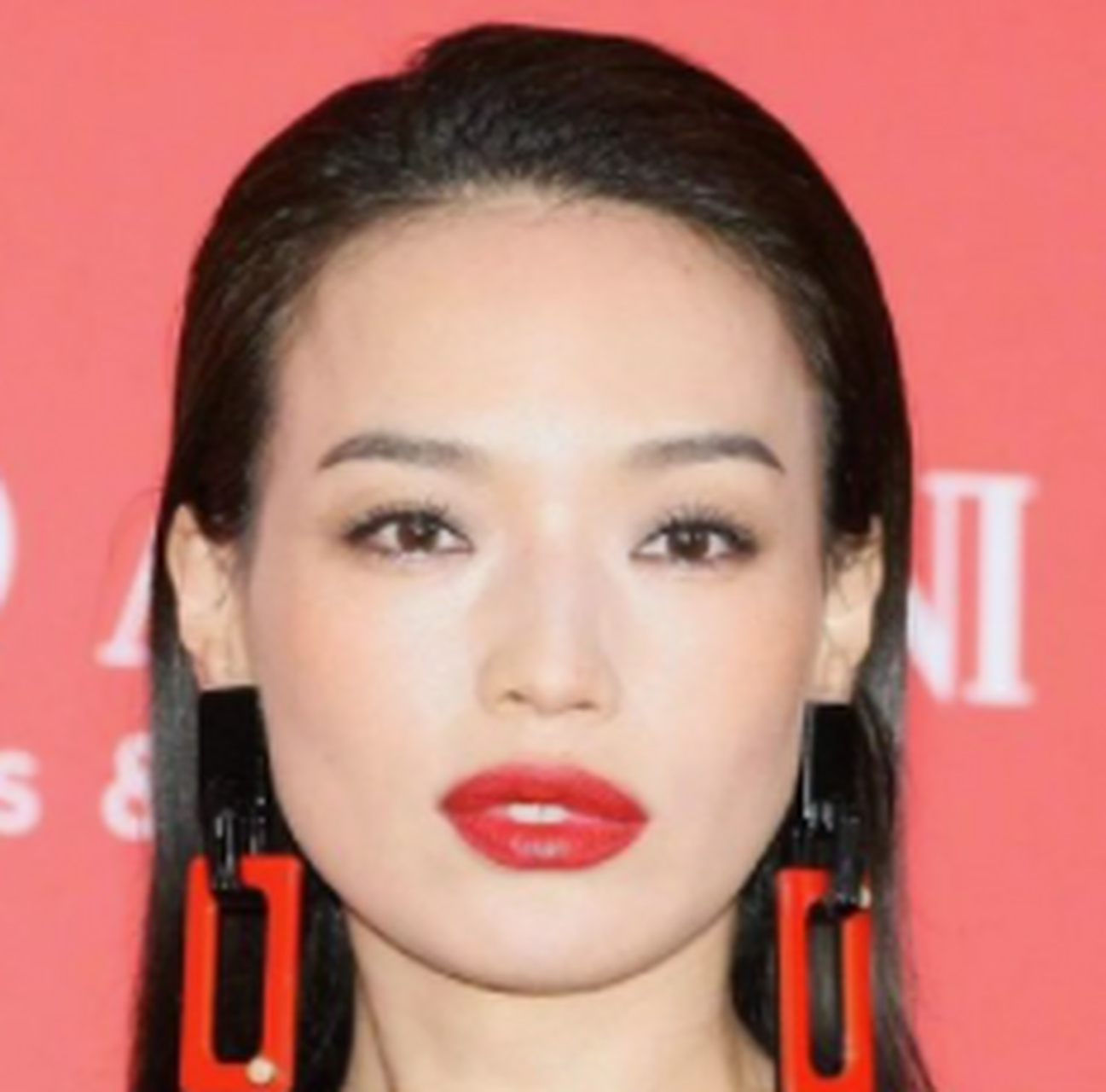 方脸 主要特征:表现为额头,颧骨,接近方形,面部骨骼感较重,下颌的宽度