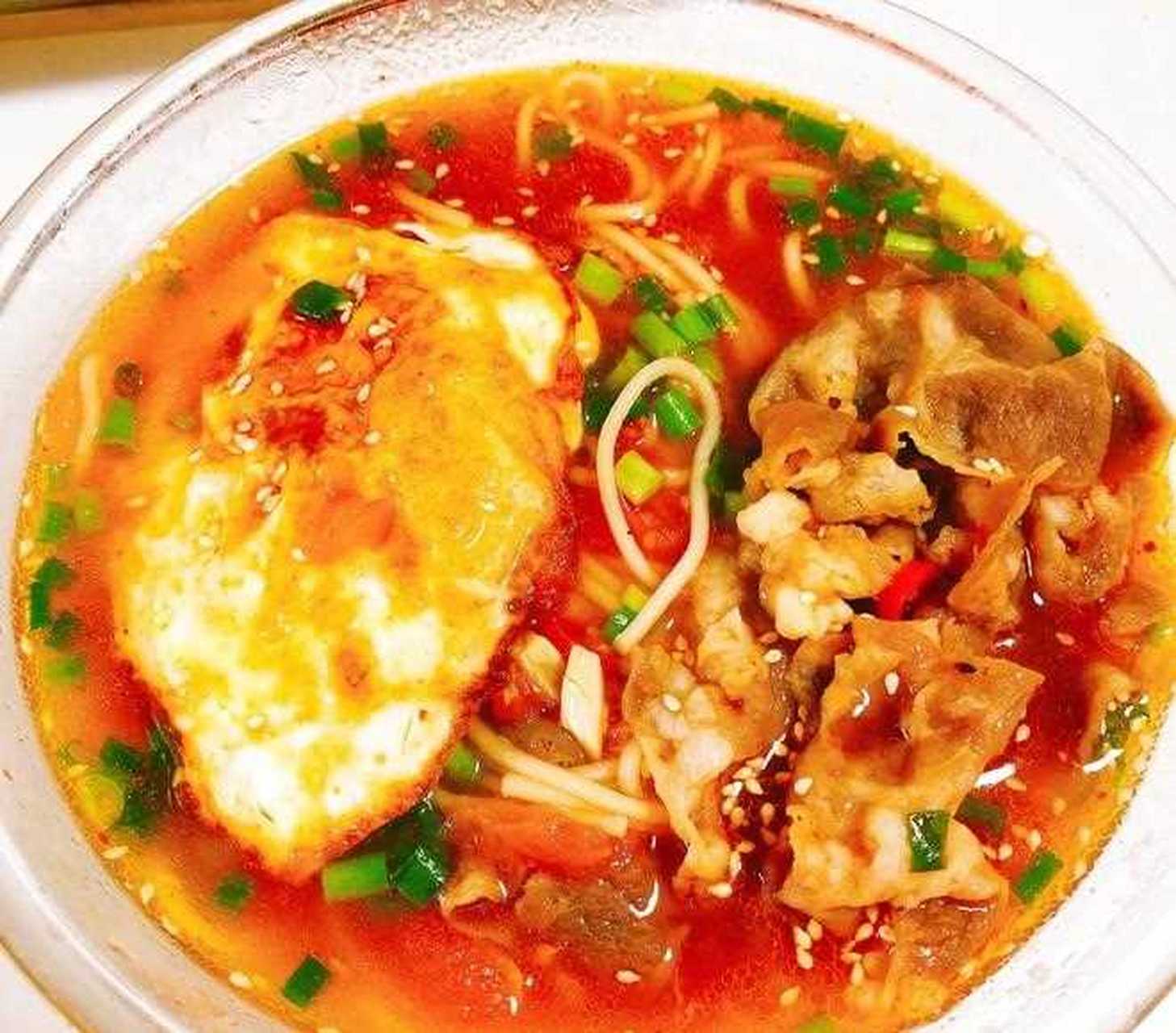 酸汤肥牛面(减肥都可以吃的)[呕] 用料  肥牛几片煎鸡蛋一个青菜几颗