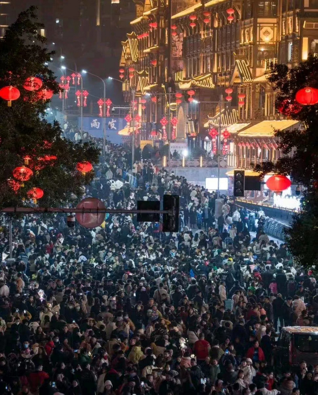 重庆洪崖洞人山人海一眼望不到头[呕]#这个五一疯了