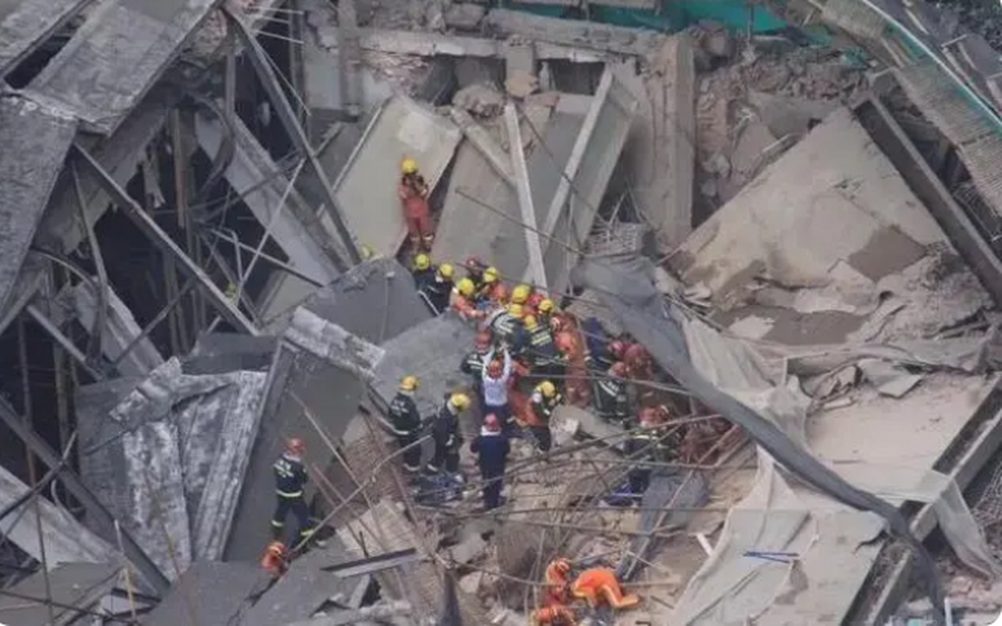 齐齐哈尔第34中学体育馆坍塌事故已致10人遇难,尚有1人被困.