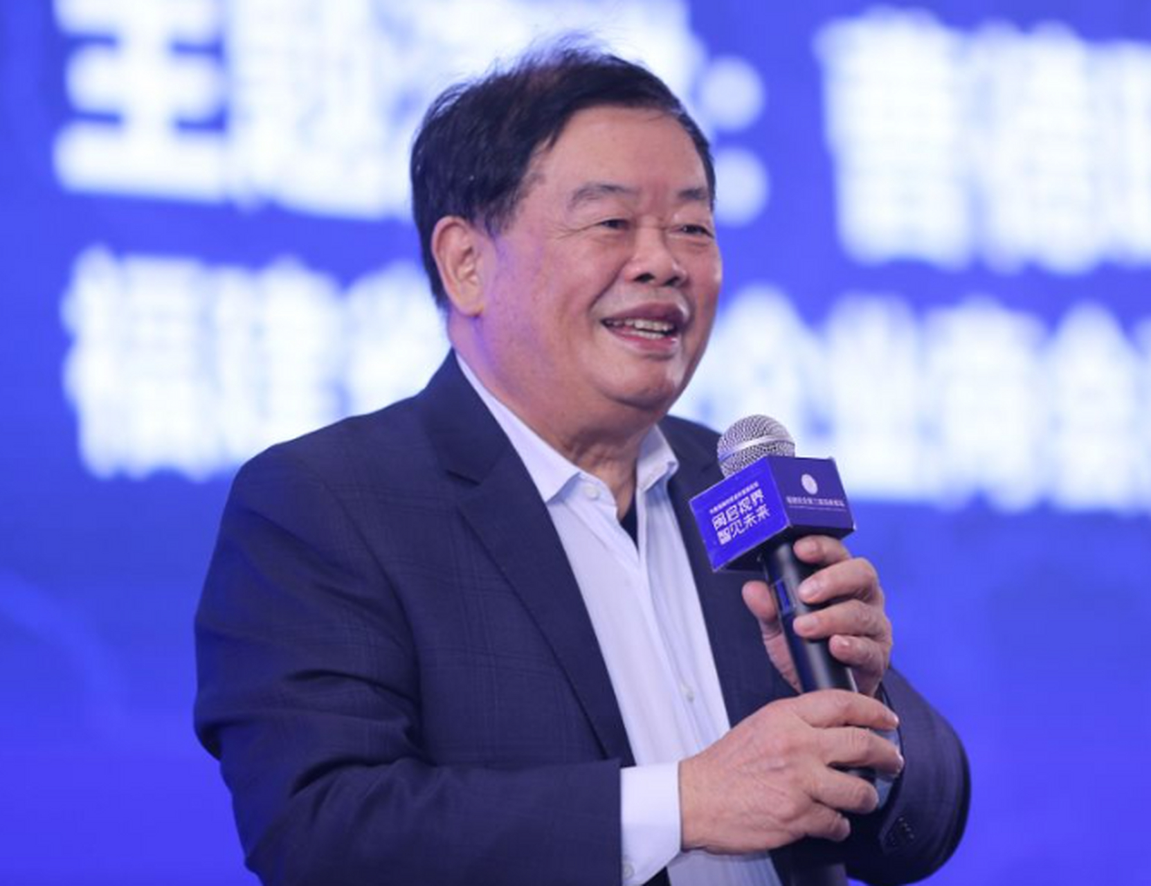 玻璃大王曹德旺,去一座寺庙拜访,,和尚见到他,拿出最好最贵的茶叶招待