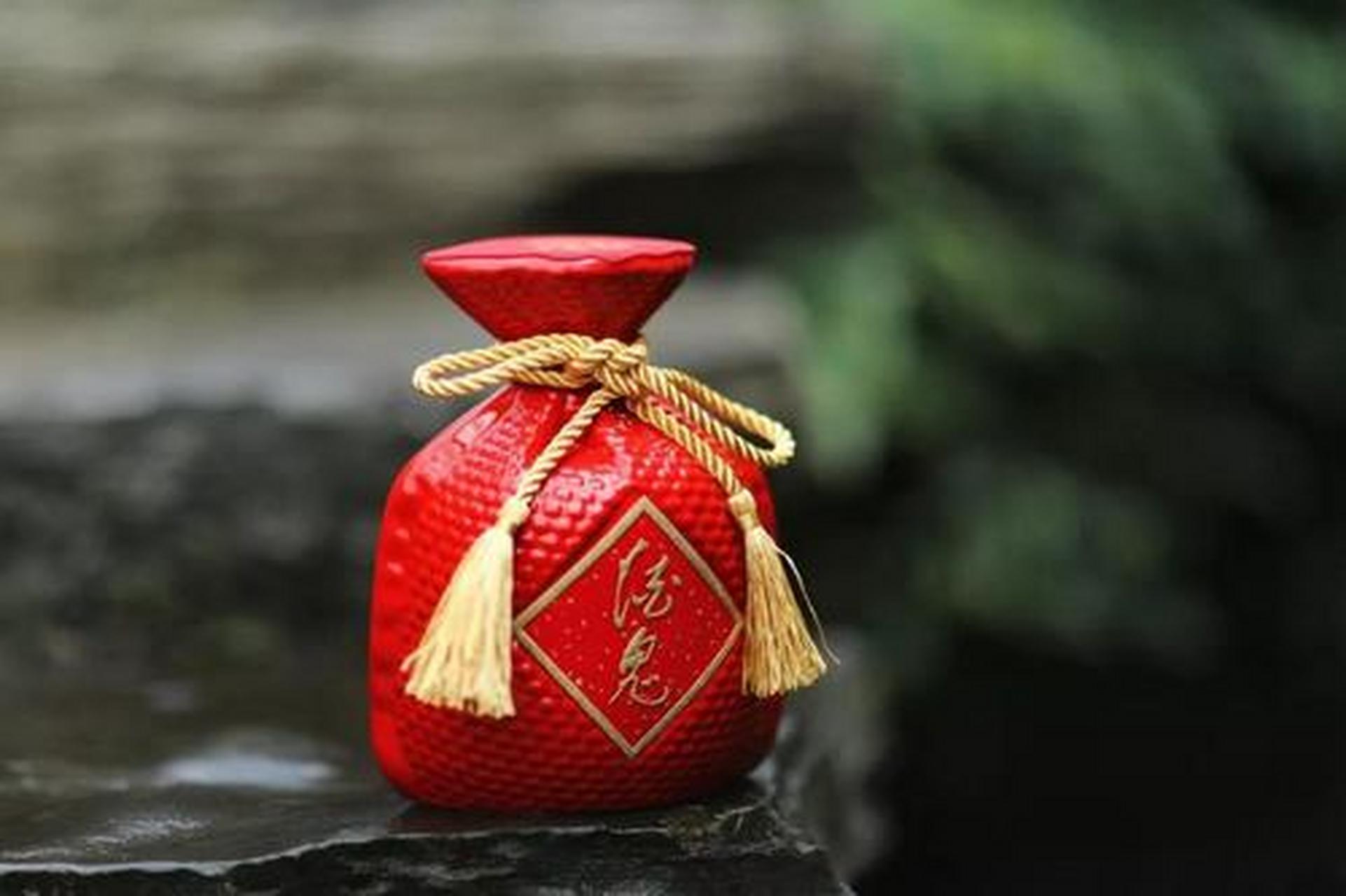 "酒鬼背酒鬼,千斤不嫌赘;酒鬼喝酒鬼,千杯不会醉.