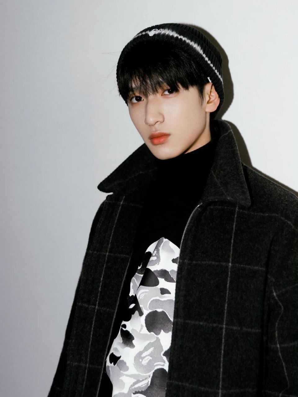 严浩翔喜欢这款帽子 帽子:off white 针织帽 卫衣:bape 水墨迷彩猿人