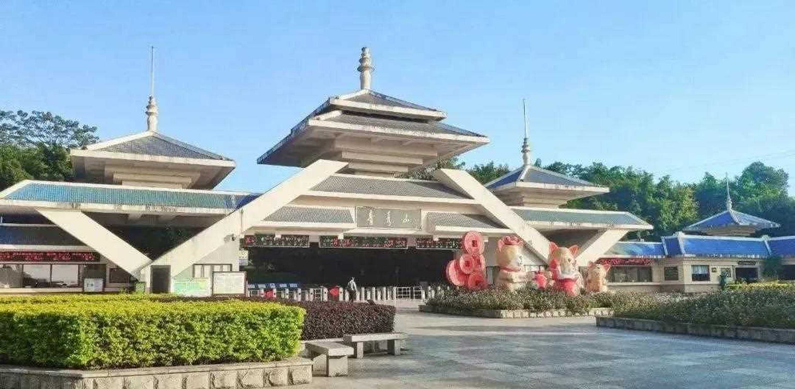 观赏地点可从青秀山东门入口进,直行50米后到达叶子花园.[射门]
