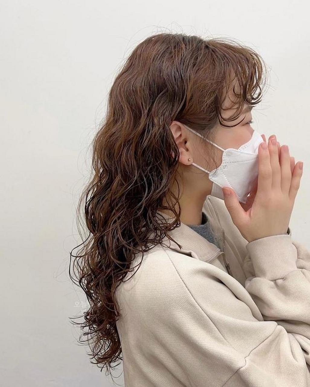 满头短卷发 满头烫短卷发既修饰头型还修饰脸型,很多爱美的女士看完都