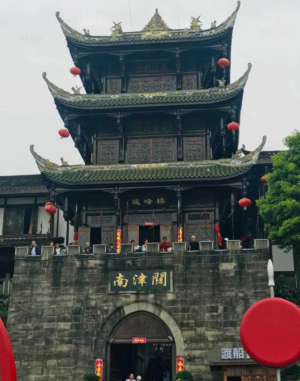 阆中南津关古镇,古街依山而建,街道以石阶层层而上,两旁建筑多系明清