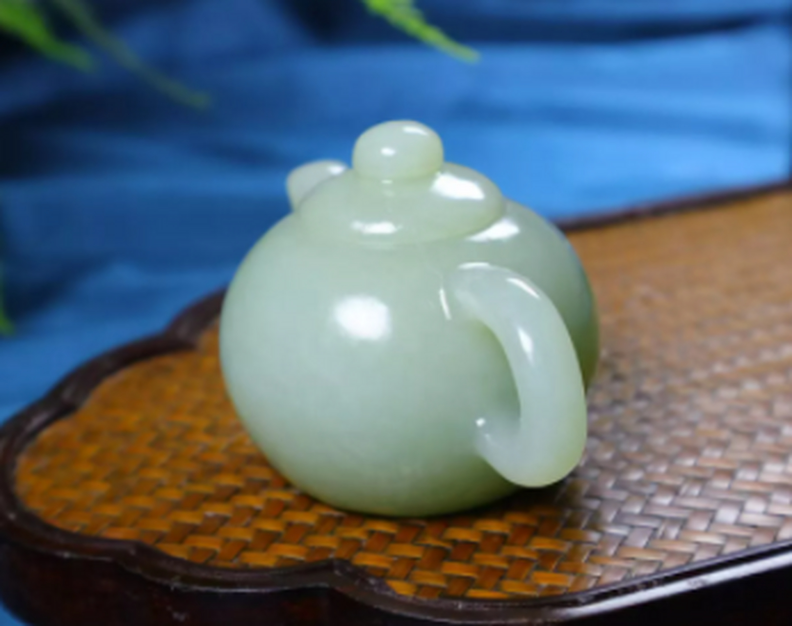 和田玉青白玉把玩件,玉质细腻,脂润度佳～造型圆润饱满～圆雕玉壸