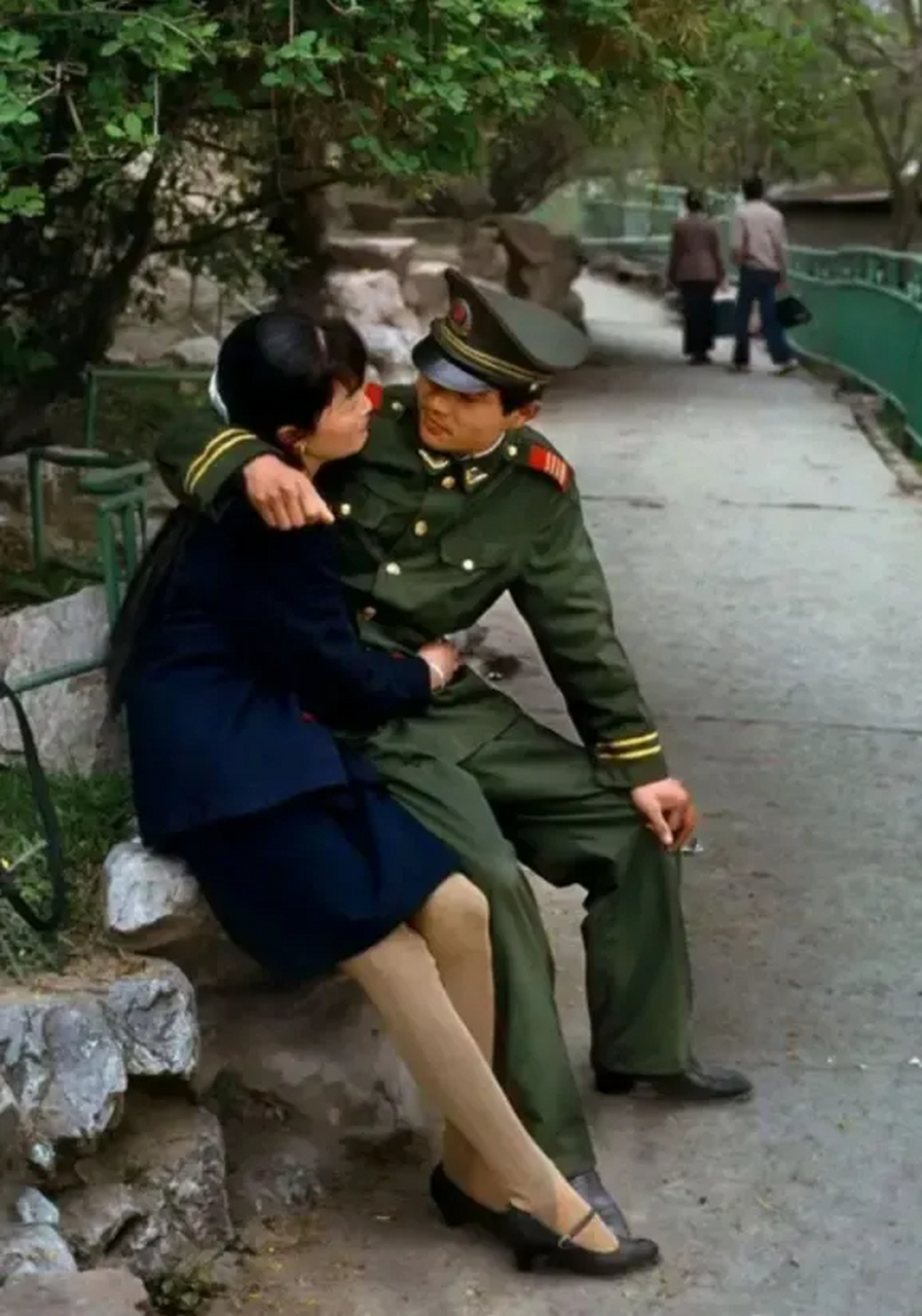 90年代,一位穿着军装的军人,和女朋友在公园谈恋爱的照片.