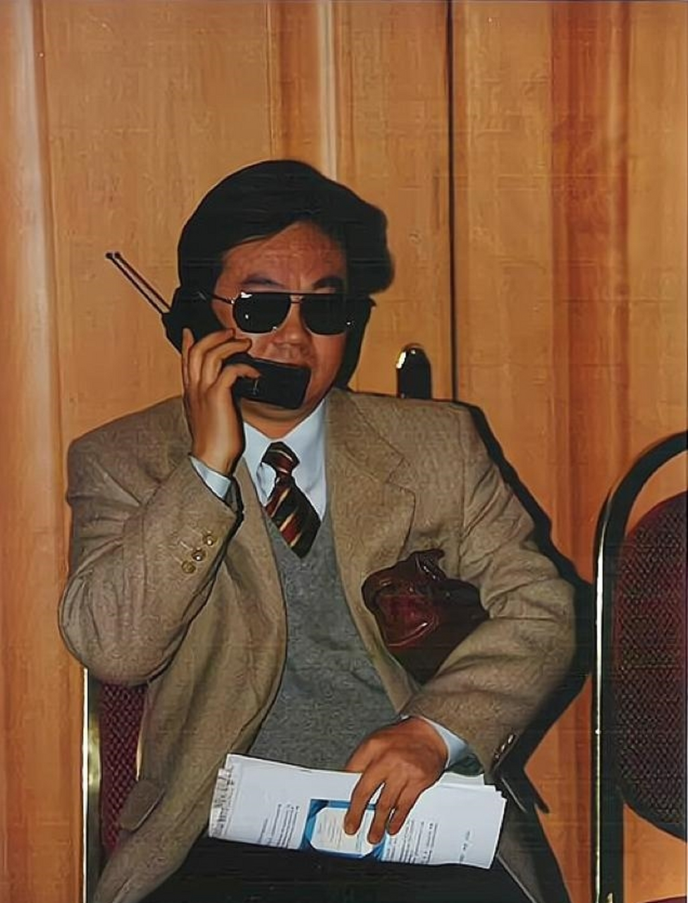 90年代的广州,一张"土豪"的照片成为标配:镜头里他戴着蛤蟆镜,一手拿