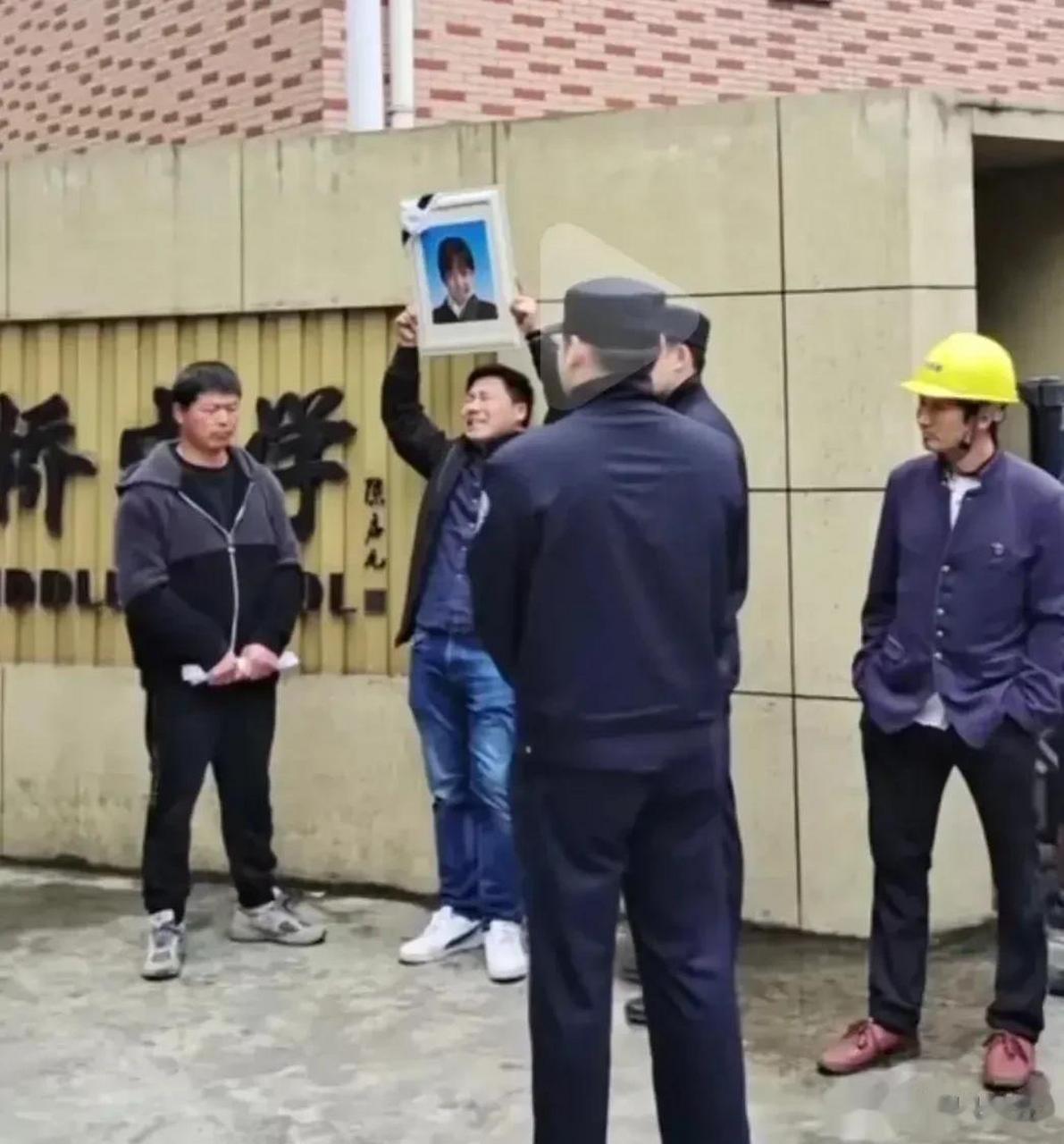 疑似遭校园霸凌,宁波庄桥中学一16岁女生,留遗书从17楼一跃而下.