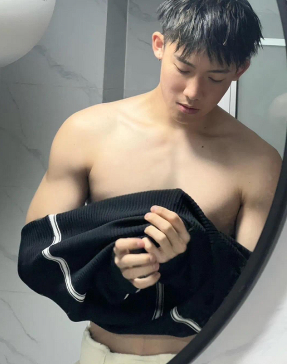 看起来很能干的样子#腹肌# #帅哥