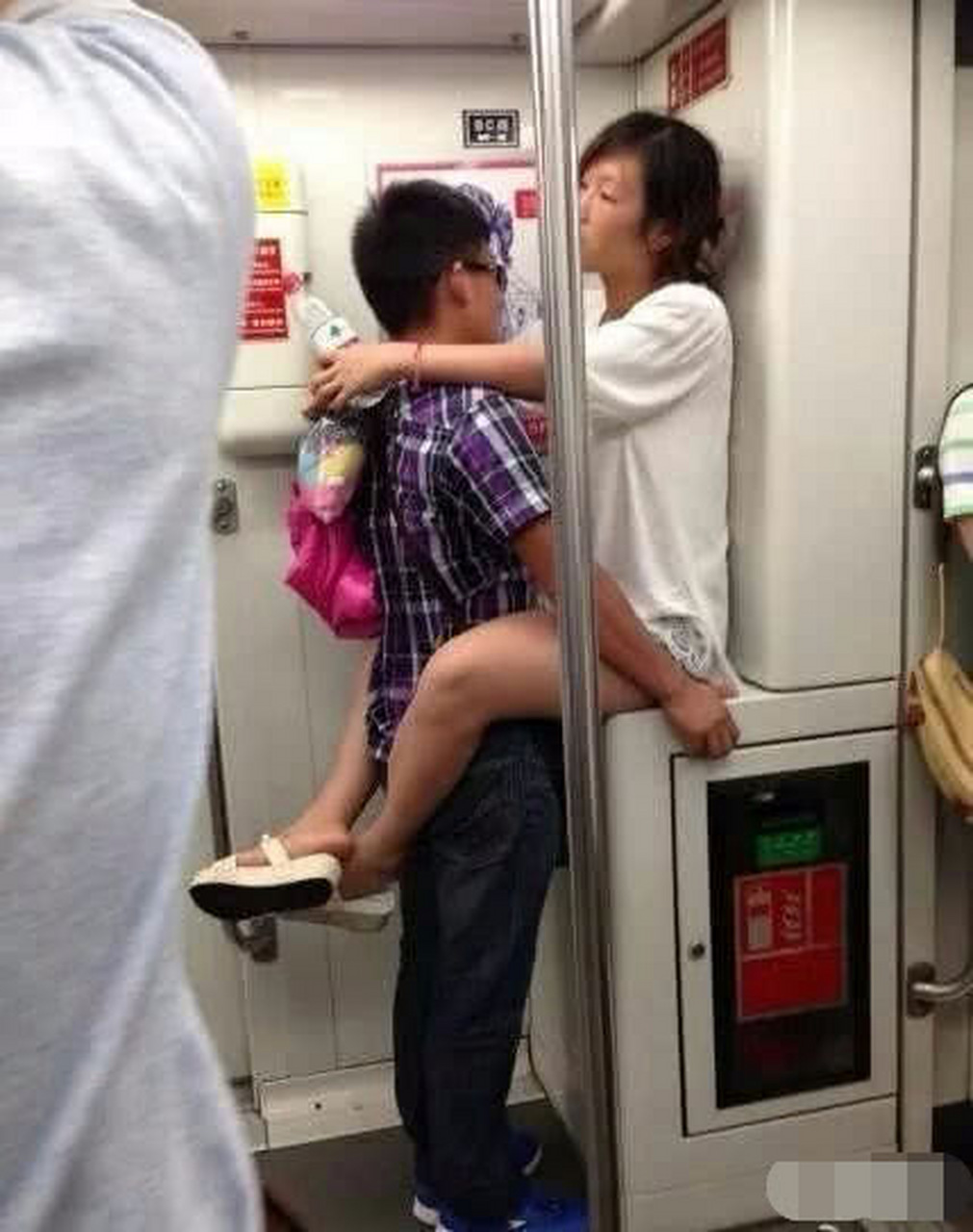 这是在地铁上,不是在你家灶台上,注意点影响