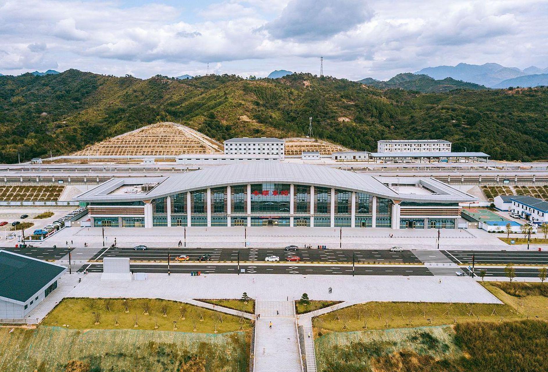 河源北站(东源站)是一座位于广东河源地区的高铁站,因建在山顶上而被