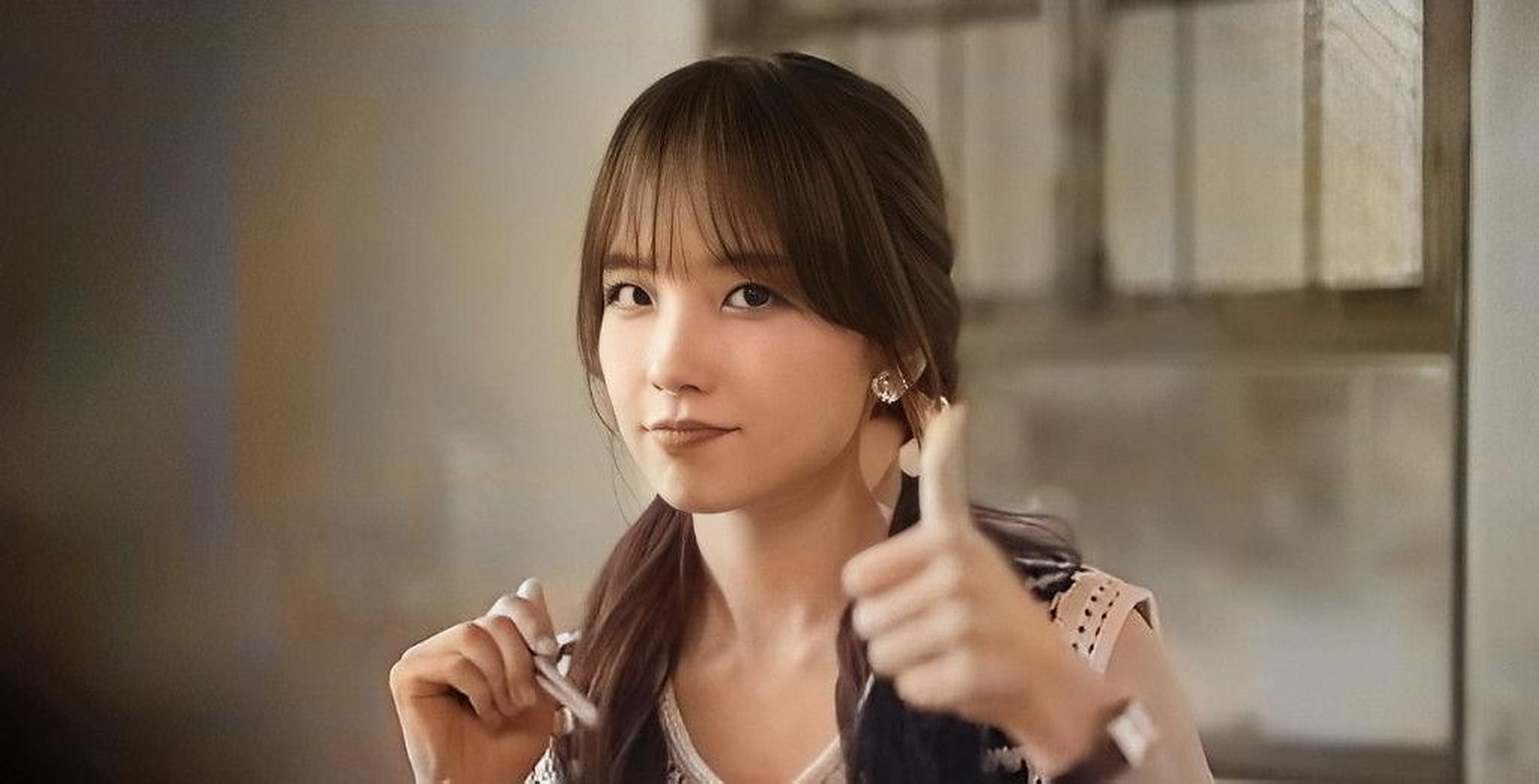 王冰冰在无袖山的白色,她有一个甜美的脸,她有一双美丽的眼睛,唇红齿