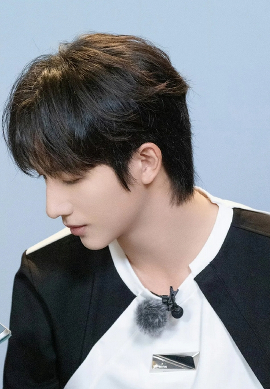 李宏毅以冷峻又飒的颜值和出色的演技在影视圈大放异彩.