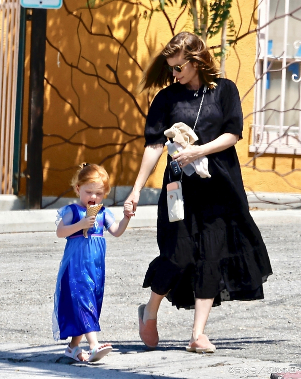 怀孕的凯特·玛拉(kate mara)和她的丈夫杰米·贝尔(jamie bell)带