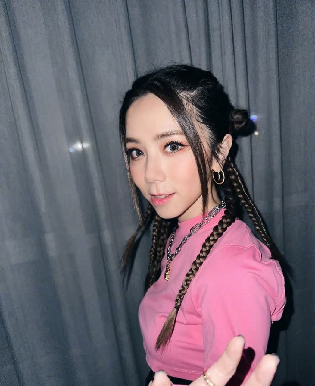 星闻#   突然发现邓紫棋最近穿的都是粉色的.   真是粉色的爱情 !!