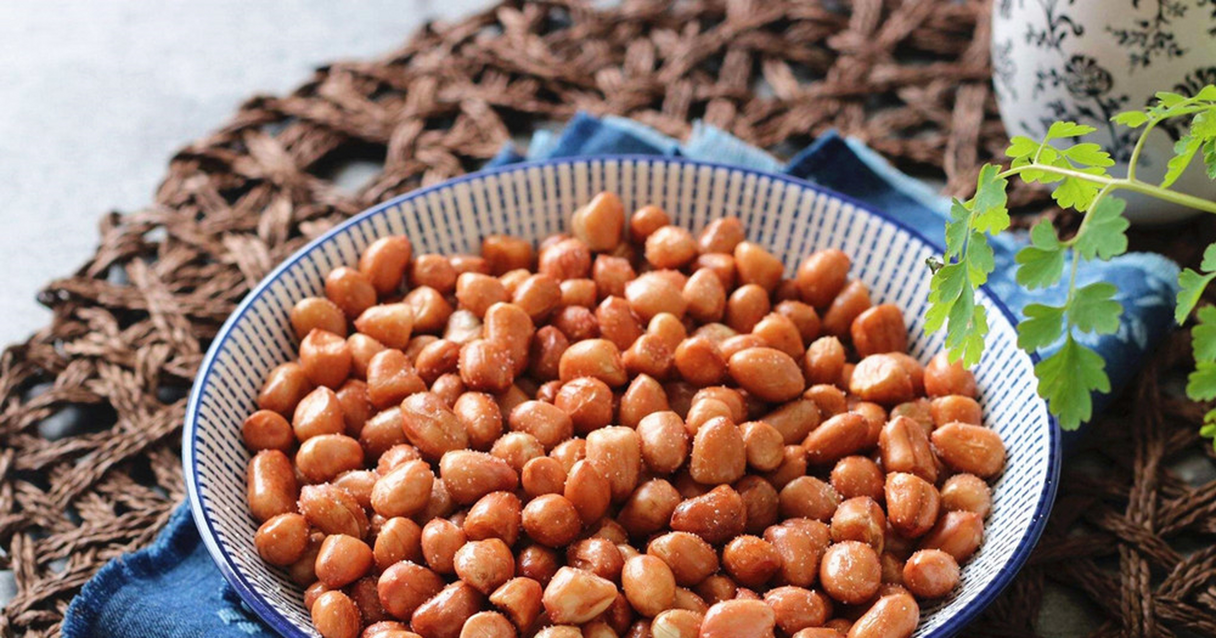 说着这里,很多人最常见的炒花生米的做法,就是直接下锅炒,炒出来的