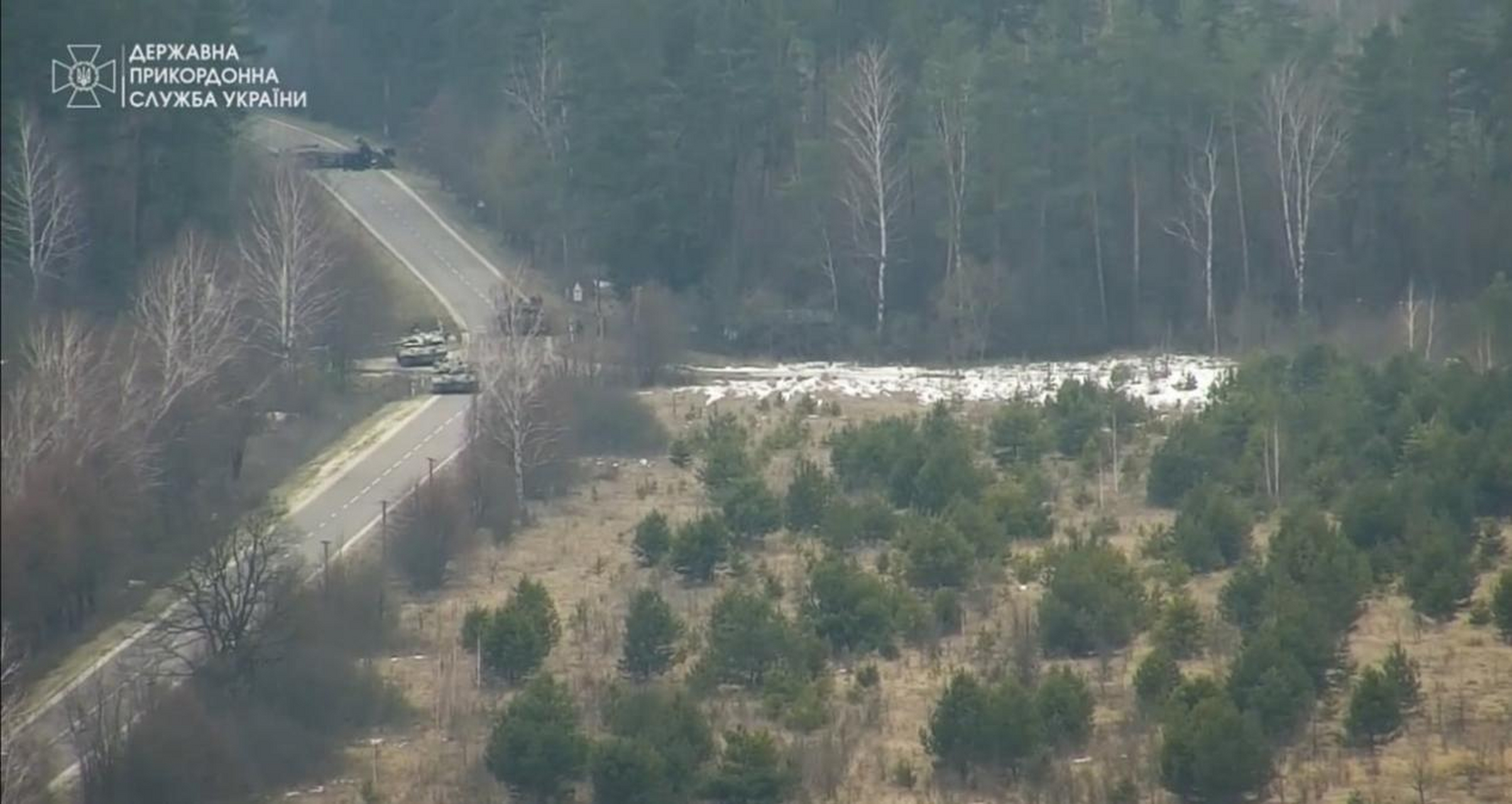 俄乌冲突爆发初期,数辆从乌克兰苏梅地区进入乌境内的俄军主战坦克