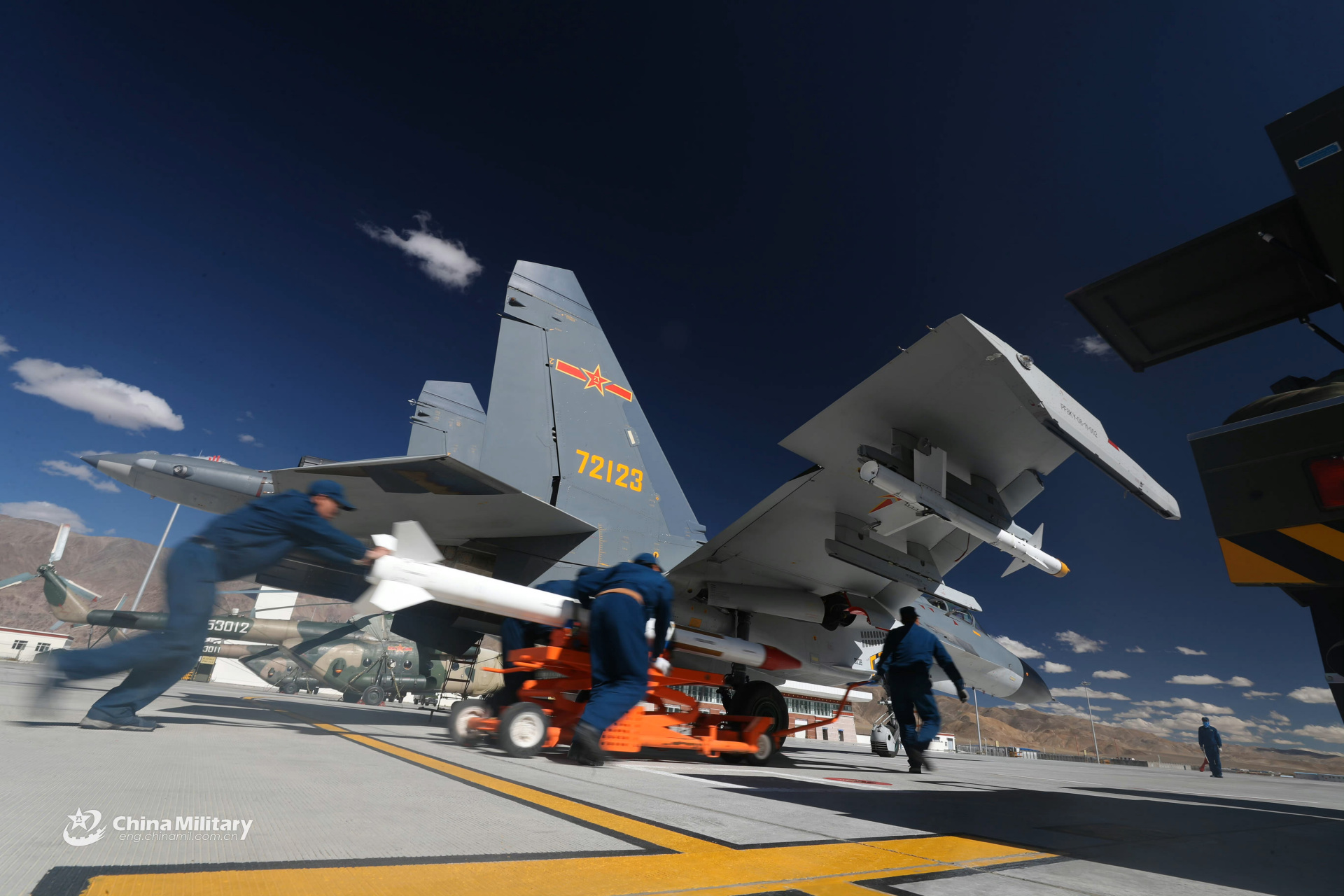 我国空军歼-11战斗机挂装的r-27中距空空导弹,歼-11b战斗机挂装pl-12