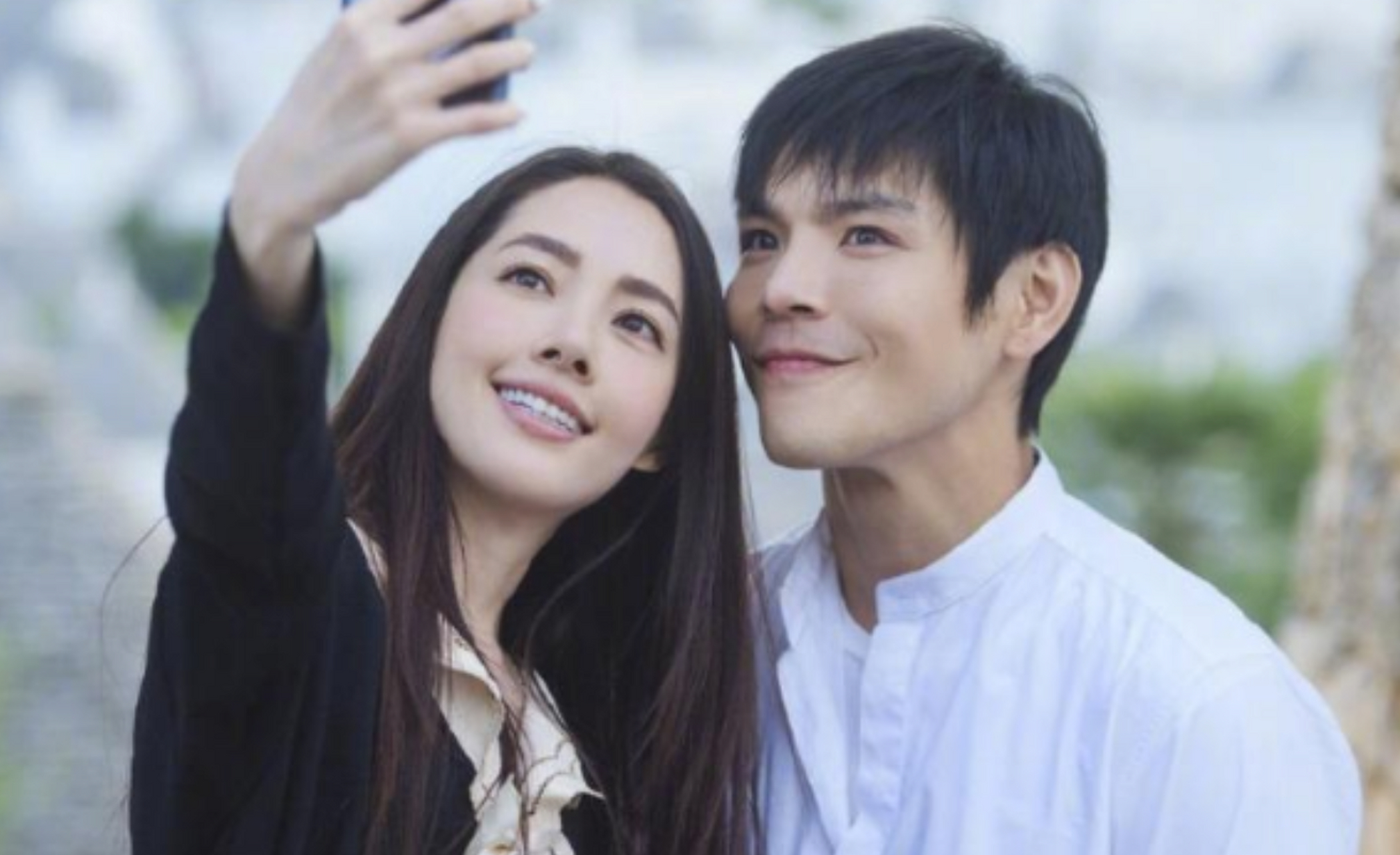 2018年,向佐和郭碧婷在一档综艺节目中相遇,并迅速坠入爱河,随后二人