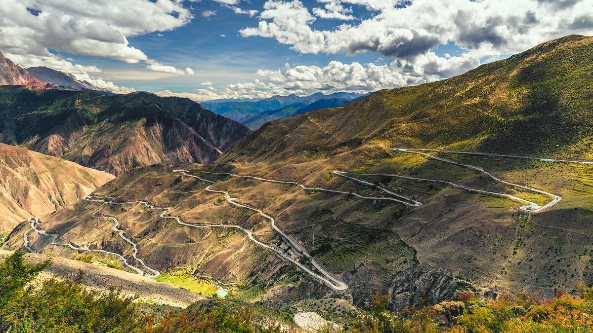 318川藏线是中国最美的景观大道之一,沿途有着许多令人叹为观止的自然