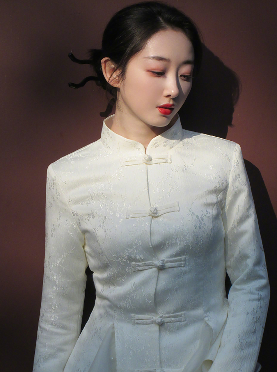 蒋梦婕的新中式穿搭,现在好多女明星都喜欢这么穿 .