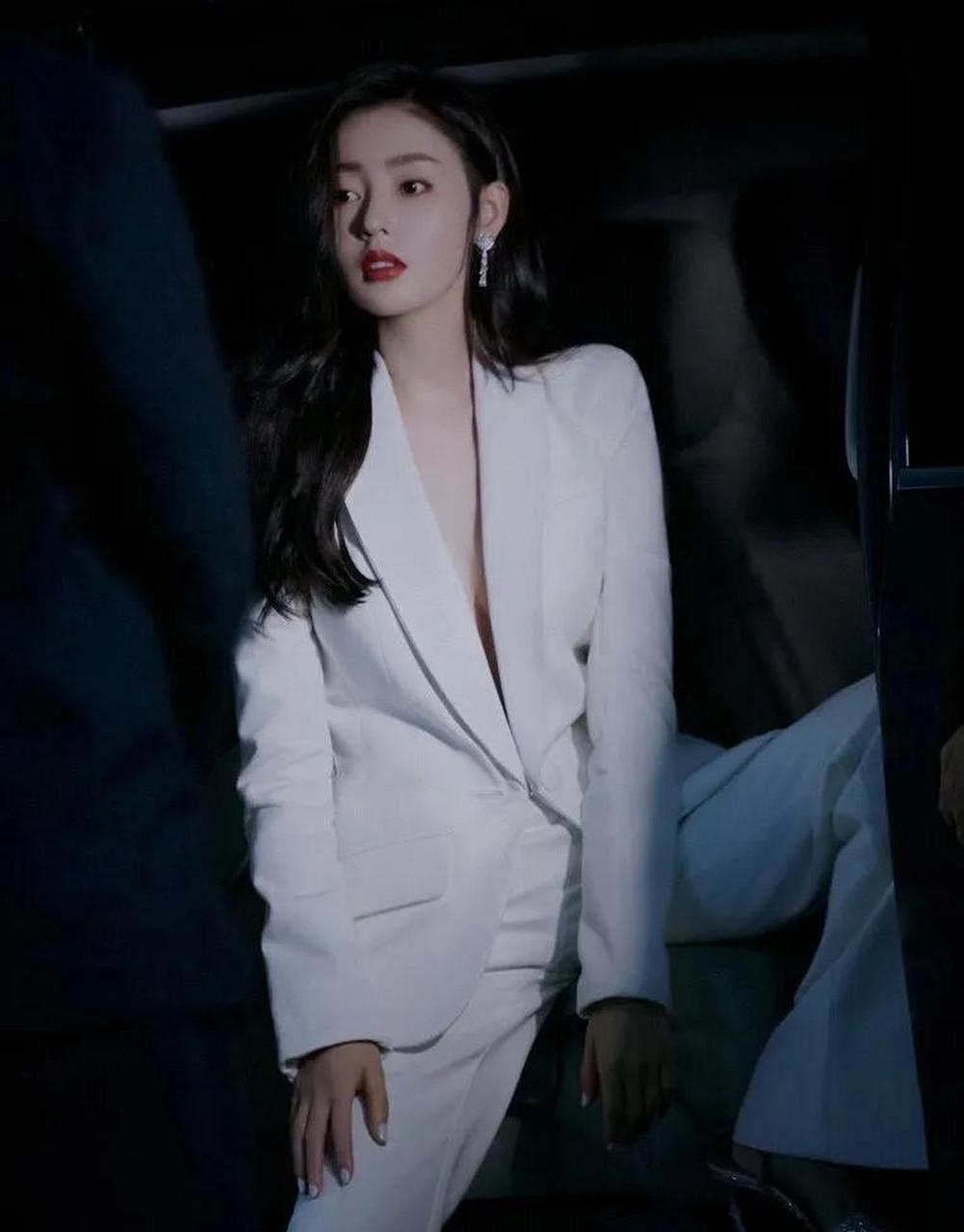 张天爱把白色西服穿得好美,又纯又欲"撩人心",吸睛又性感,飒爽不失