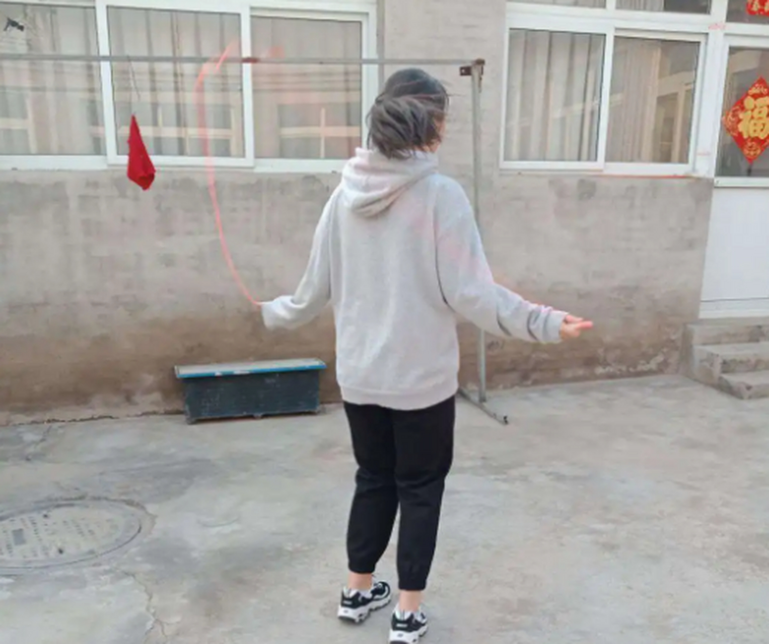 13岁小女孩,刚上初中,已经来月经了,但就因为个子太矮,母亲就强迫她