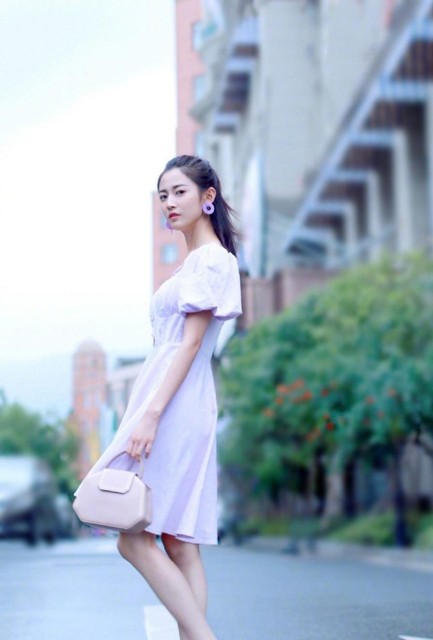陈钰琪紫色长裙优雅写真图片