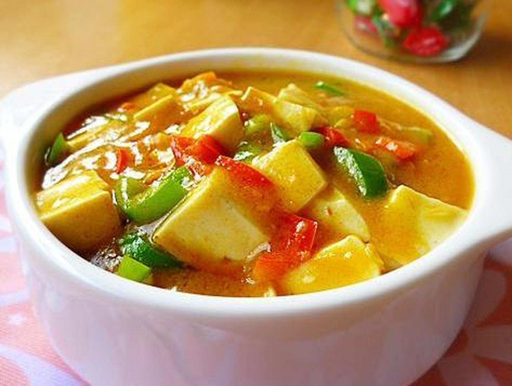 孩子营养餐:咖喱豆腐.老豆腐切块,用油煎黄待用.