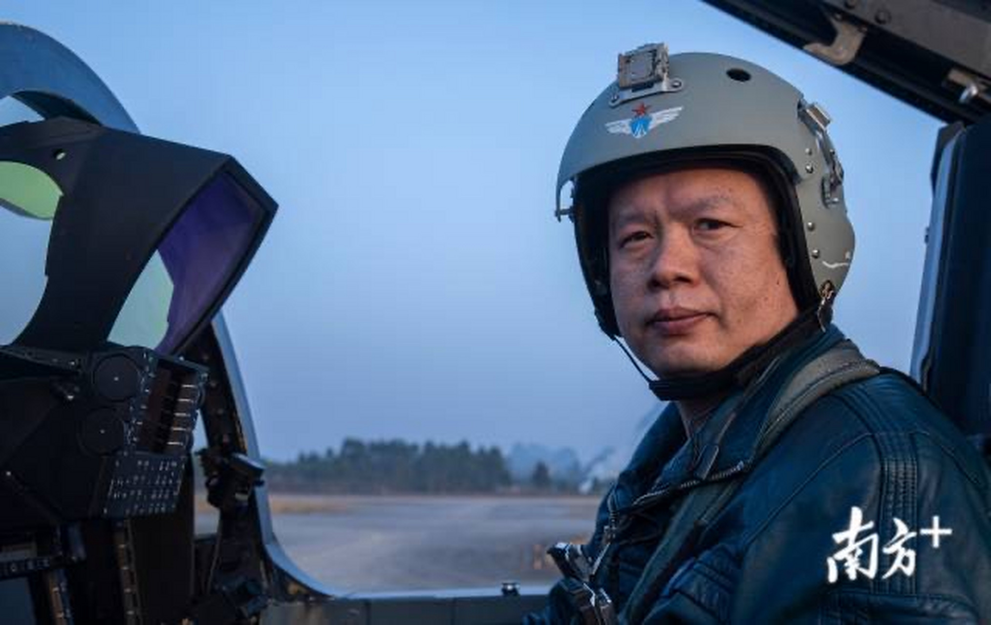 空军某部飞行员王建东,军迷朋友们应该能第一眼看出这是什么型号的