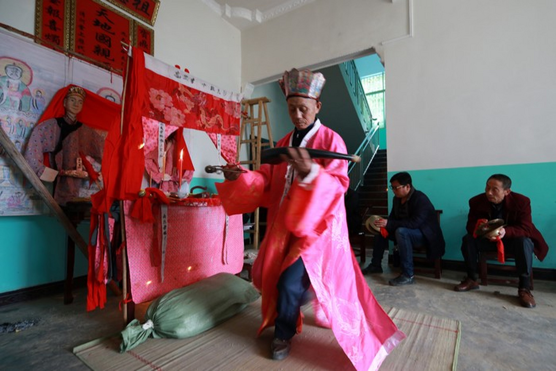 宣恩土家八宝铜铃舞 土家八宝铜铃舞,俗称"解钱,是流行于酉水流域