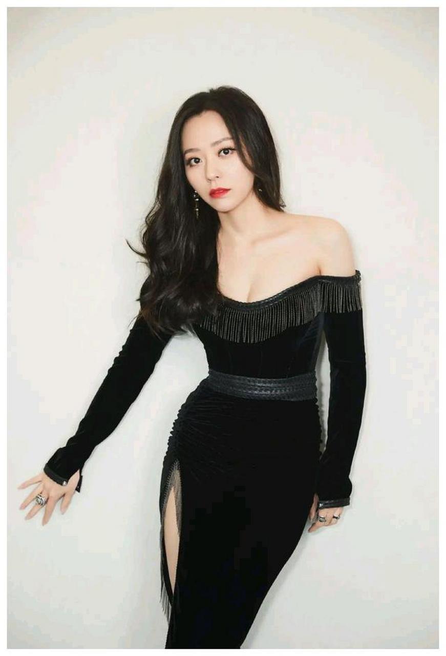 张靓颖身穿一袭黑色低胸礼裙尽显妙曼身材