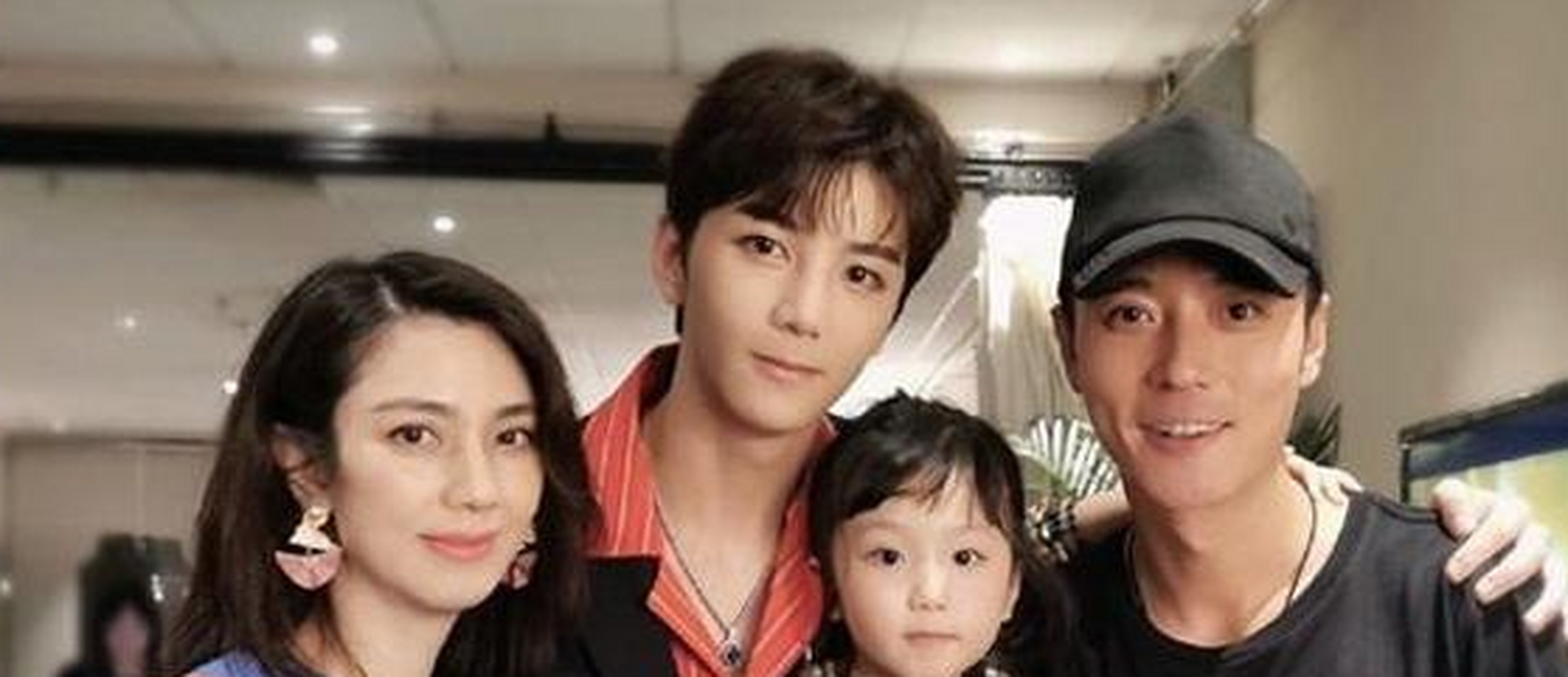 7岁的女儿张晞彤则是穿着黑色皮衣,既可爱又有酷帅感.