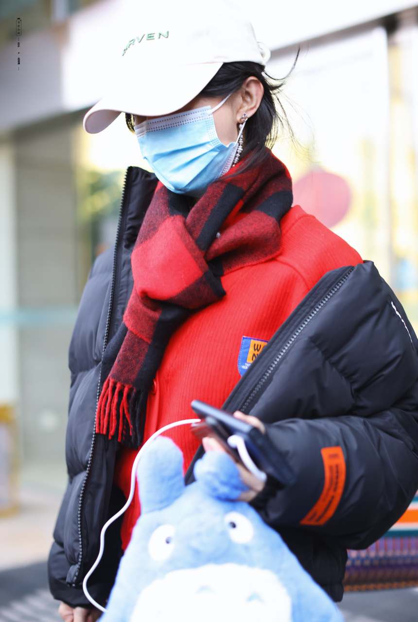 2022年1月22日    昨天赵丽颖机场的#私服#穿搭:    身穿黑色短款羽绒