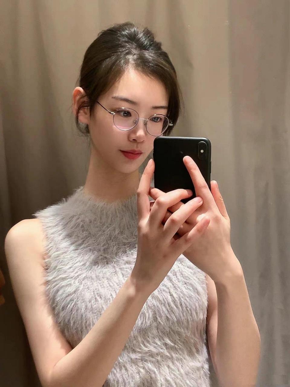 御姐戴上眼镜会变成什么样
