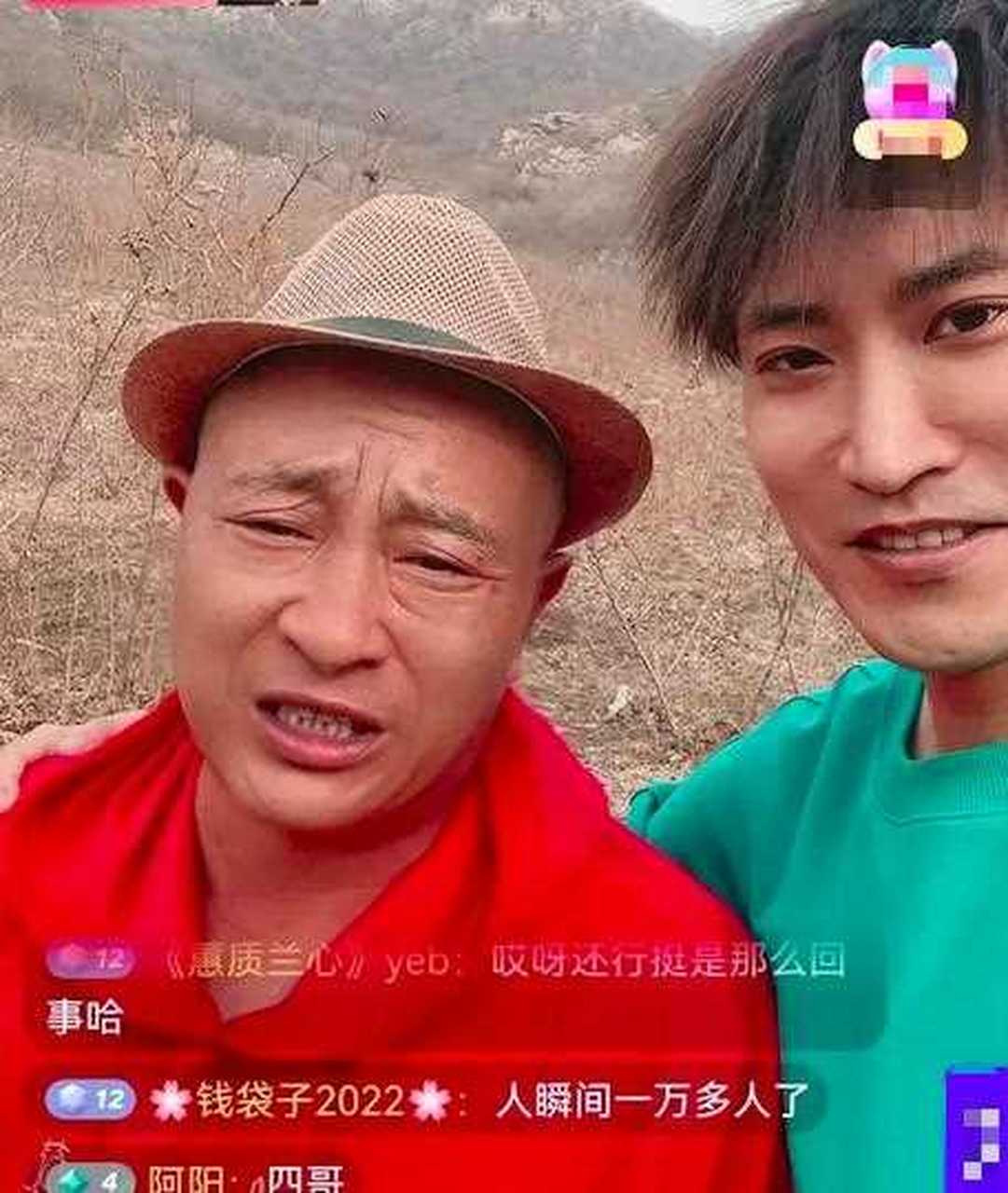 近日的赵四扮演者刘小光带着自己在乡村爱情里面的儿子在直播间给大家