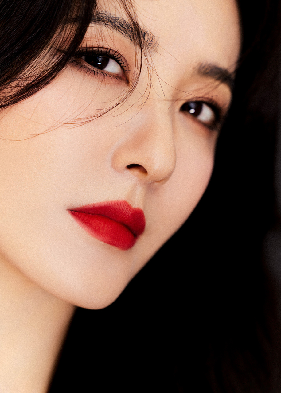 这样的全新风格让人心驰神往,美到极致,极度养眼,曾黎的美貌像是没有