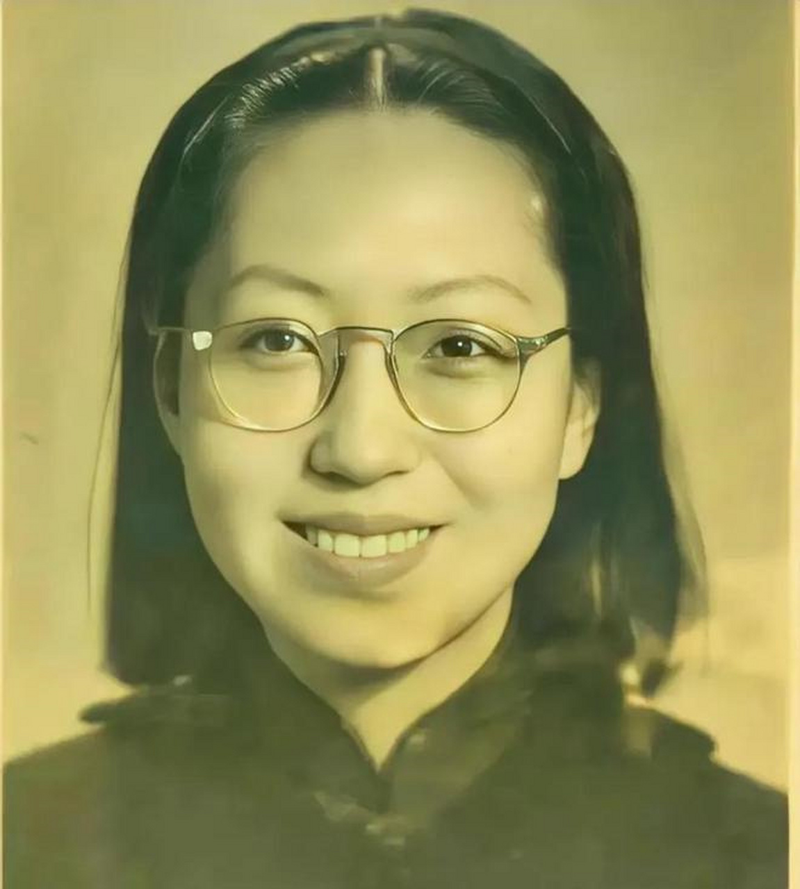 这张照片是1939年,19隧道张爱玲留下的珍贵照片,当时她正在香港中文