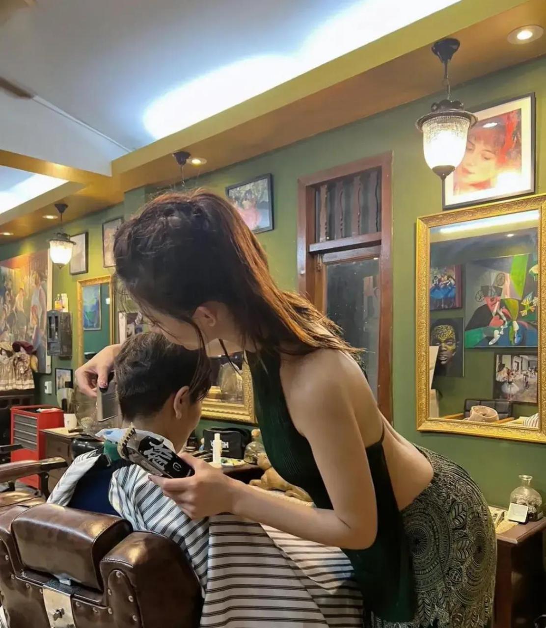 美女理发师上前推销服务,男顾客闻着美女身上的香味,魂也被勾走了.