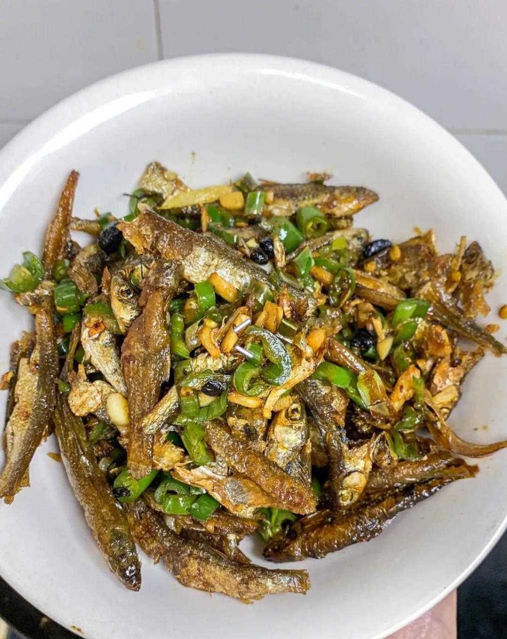 这个青椒炒小鱼干真的好下饭!