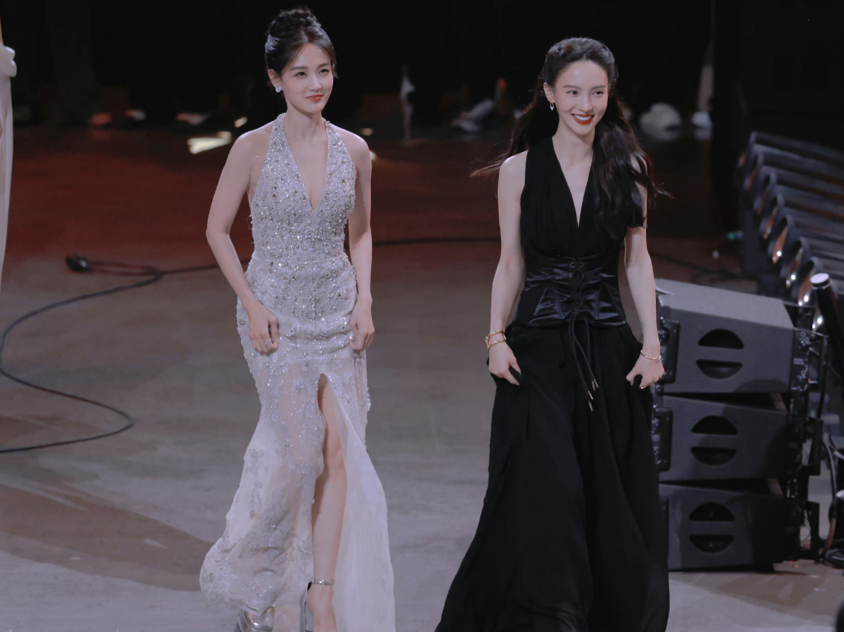 李一桐,金晨同框,这对圈内最亲密的姐妹花,她们颜值和身材都半斤八两