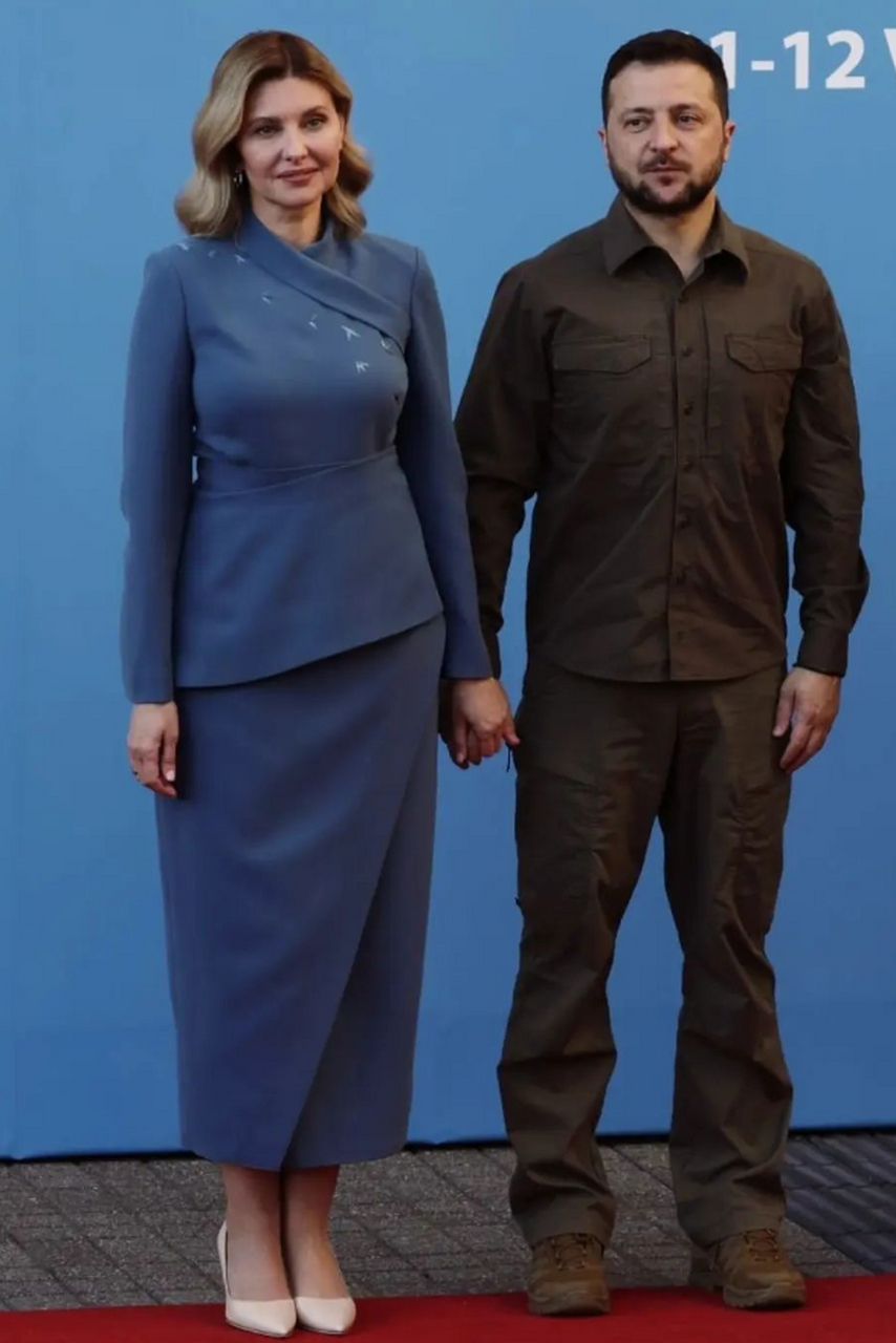 展现恩爱与优雅  乌克兰总统泽连斯基和夫人欧琳娜在7月11日的北约