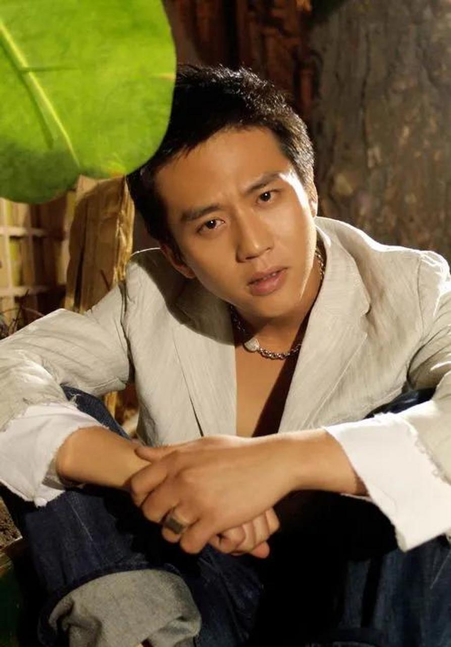 4年后邓超工作了,大姐却患上了癌症,他拿出了兜里仅剩的几千元.