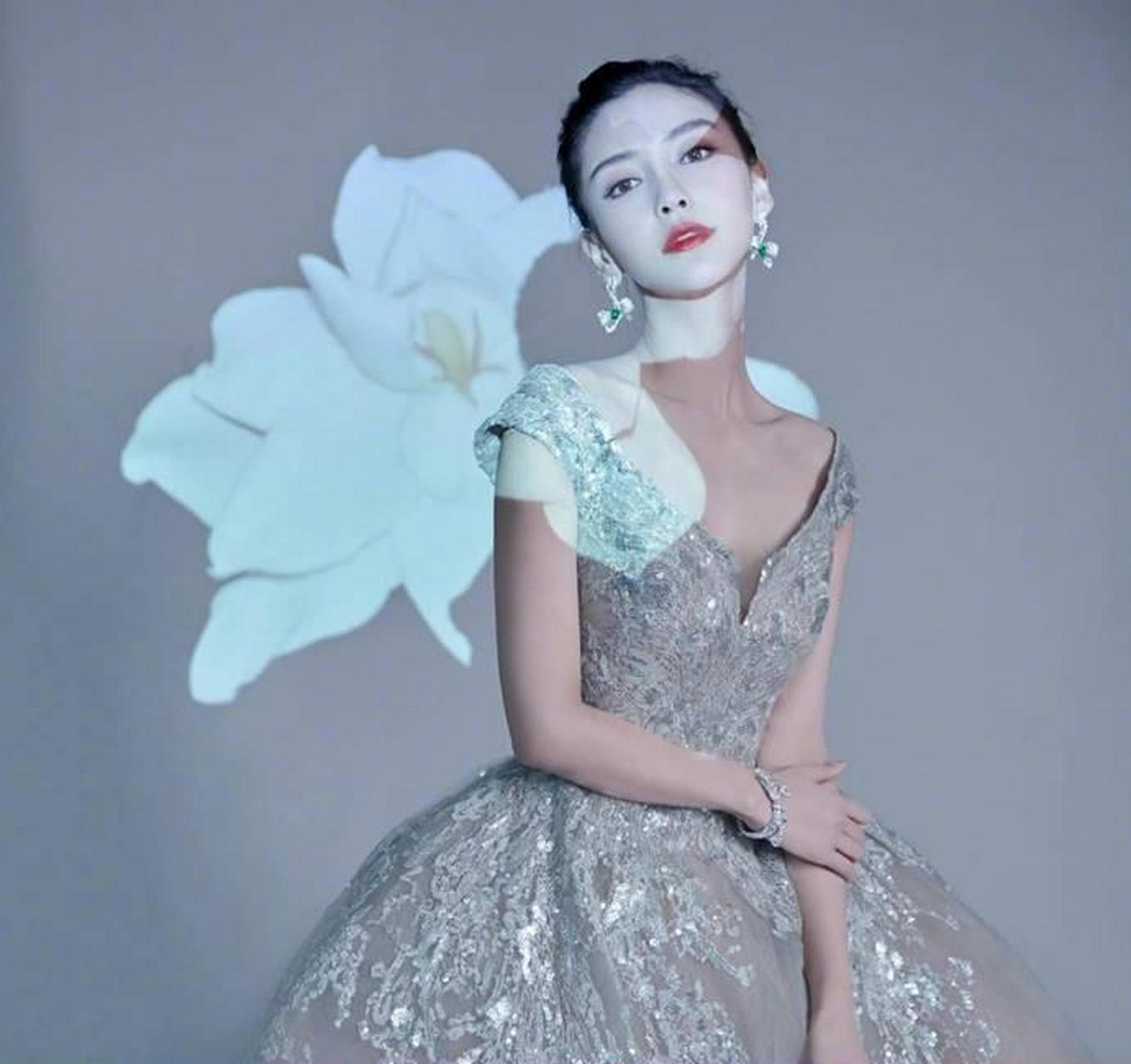 angelababy真是美的"没话说"!穿高定礼服扎丸子头,优雅又高级