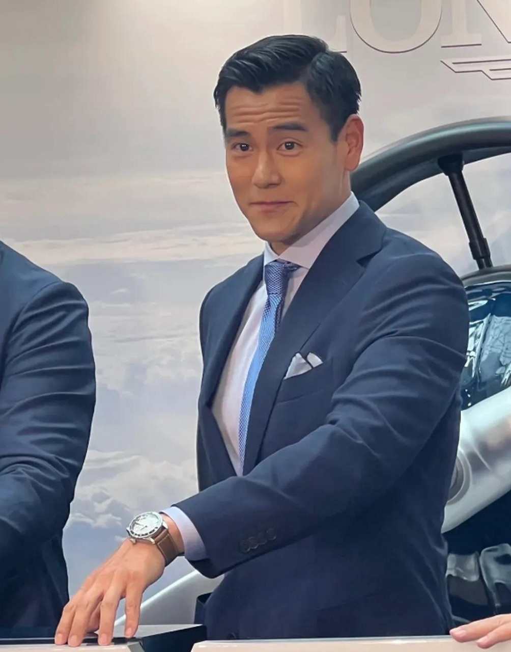 彭于晏活动生图,没有40来岁男人身上的油腻感,就算有抬头纹也帅.