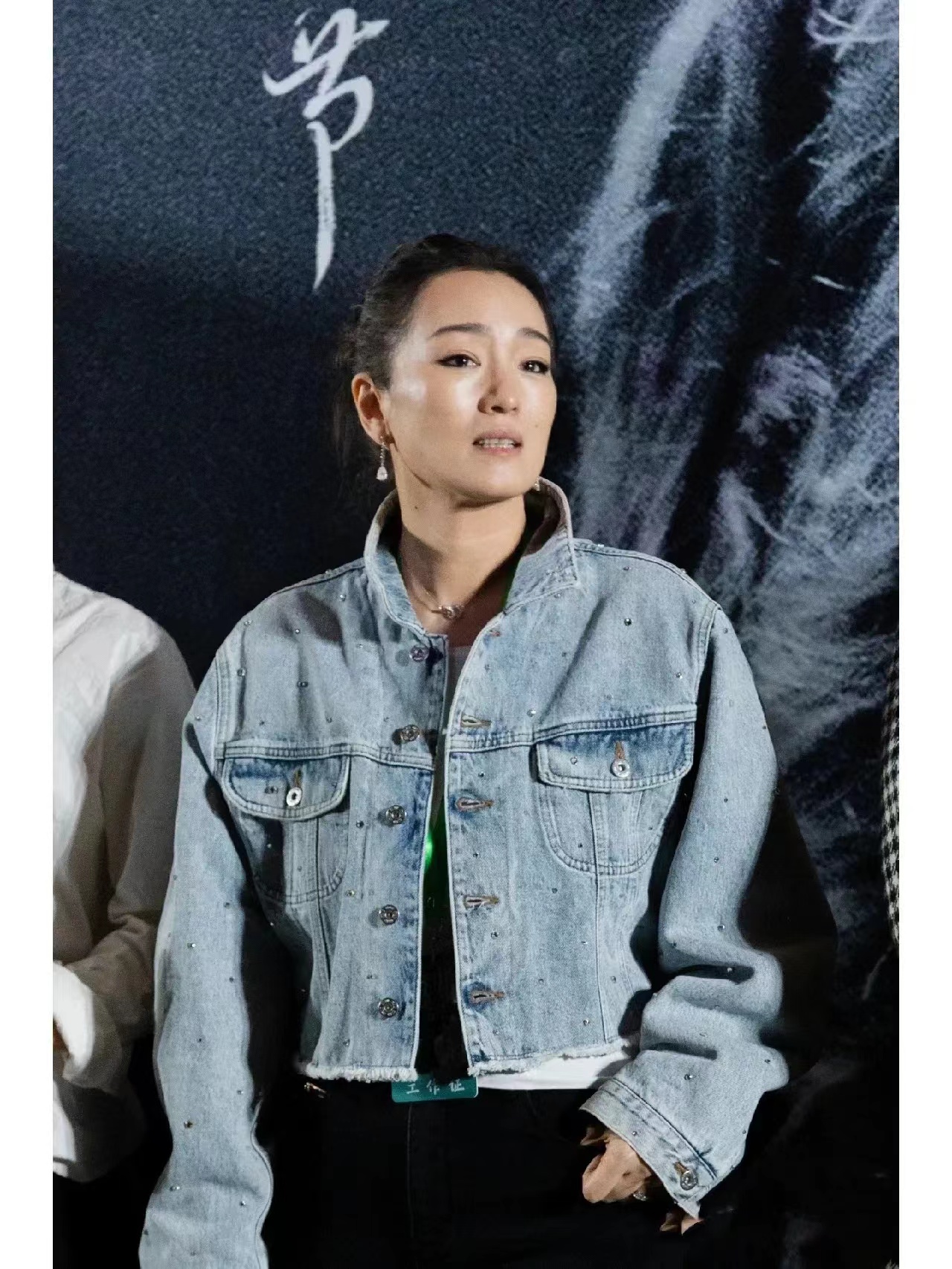 照片中,巩俐身穿松牛仔衣,时髦又有气场