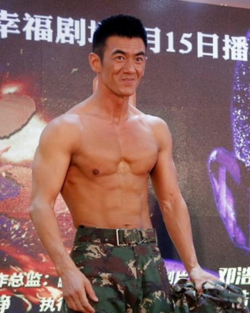 一次片场切磋中,任天野将吴京打趴下,并非是作秀,而是实实在在的真